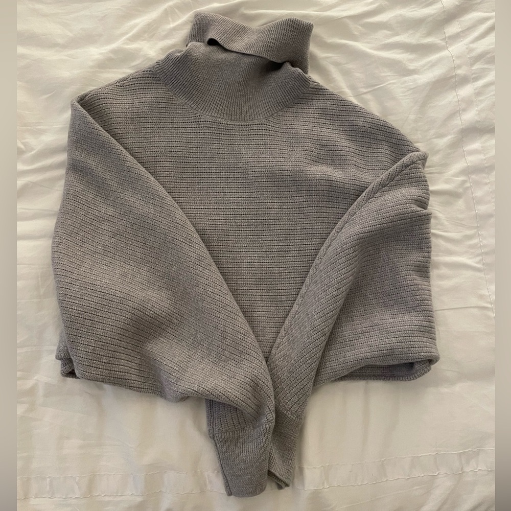 Aritzia Wilfred gray cropped sweater